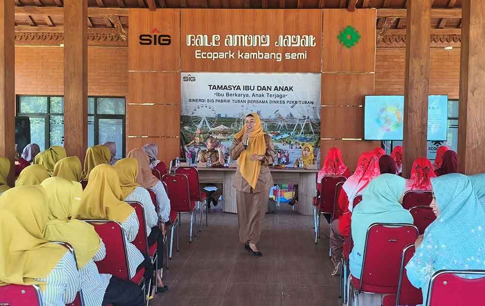 PT SIG Pabrik Tuban bersama Dinkes Tuban saat memberikan materi parenting untuk wali murid TK di sekitar perusahaan.