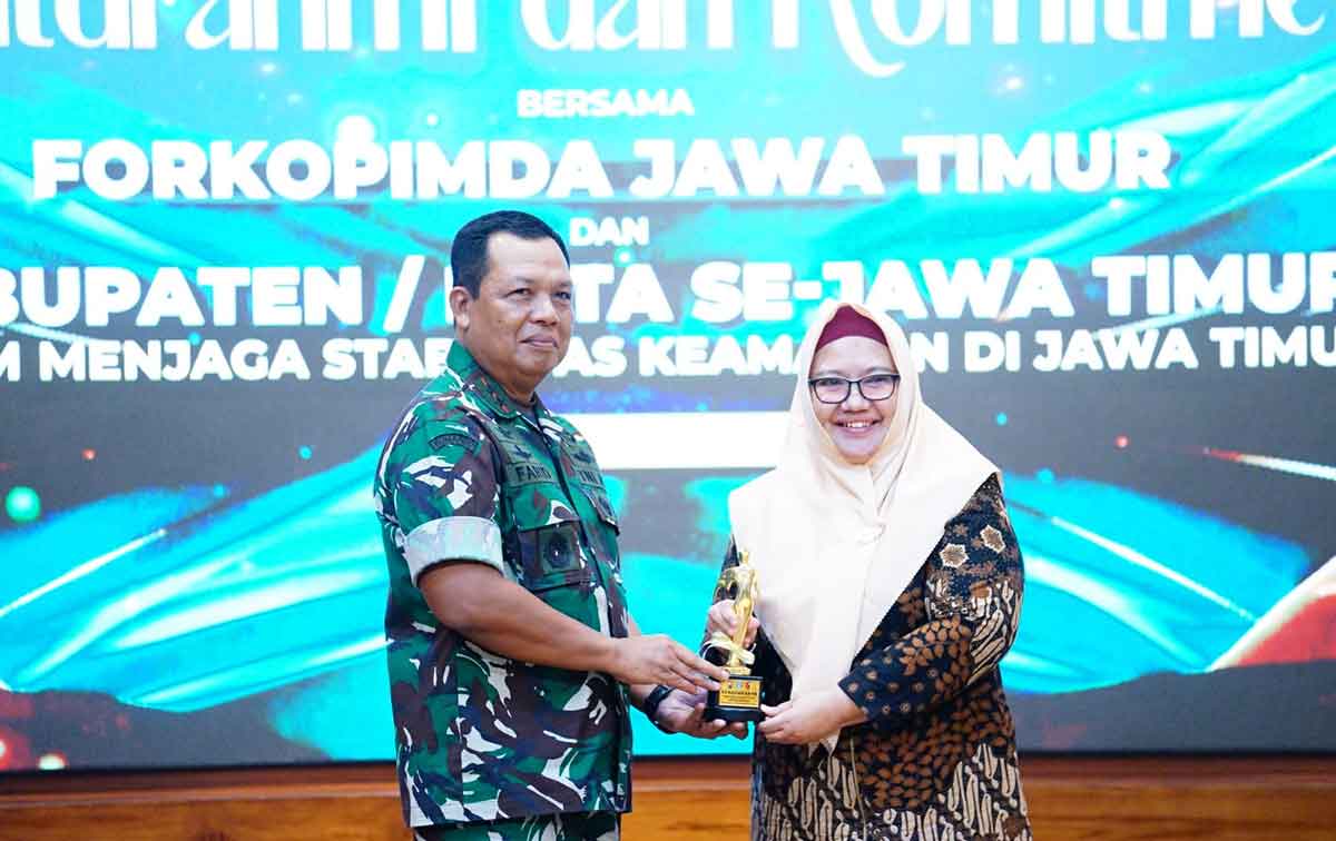 Getol Pasang Palang Pintu Kereta Api, Wakil Bupati Gresik Raih Penghargaan dari Pangdam V/Brawijaya