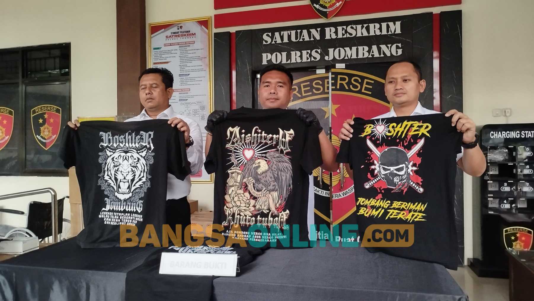 Kasatreskrim Polres Jombang, AKP Dimas Robin Alexander saat tunjukkan barang bukti pakaian yang dipakai konvoi. Foto: Aan Amrulloh/BANGSAONLINE