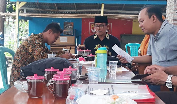 Kades Abdul Halim (berpeci hitam) saat menyelesaikan kasus gaji perangkat disaksikan Camat dan Inspektorat.