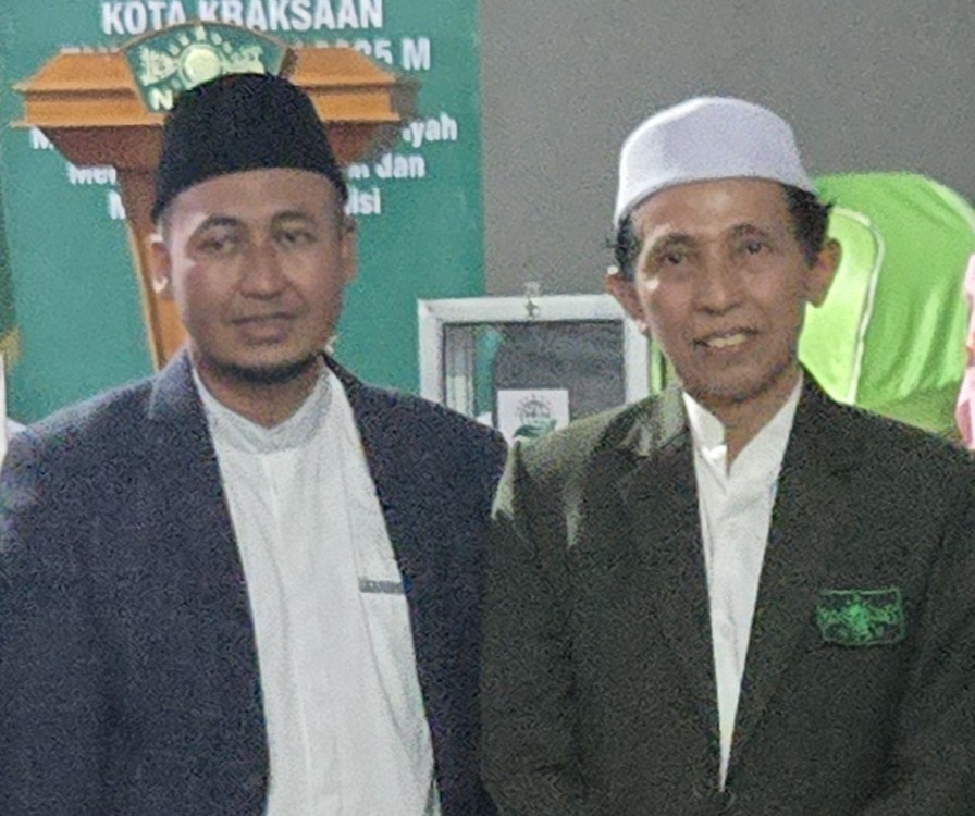 KH. Wasik Hannan dan KH. Hafidzul Hakim Noer Pimpin PCNU Kota Kraksaan. Foto : Andi Sirajudin/BANGSAONLINE