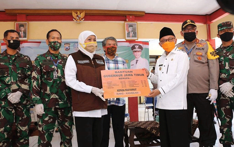 Secara simbolis, Gubernur Jawa Timur Khofifah Indar Parawansa menyerahkan sembako dan logistik kesehatan kepada Bupati Sumenep Busyro Karim.