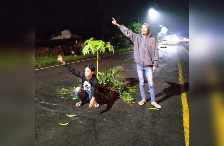 Kondisi jalan raya Balongbendo - Jombang rusak parah. Warga memberikan tanda untuk mengurangi angka laka lantas. 