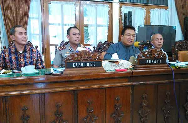 Kapolres Bojonegoro, AKBP Hendri Fiuser (dua dari kiri) usai rapat koordinasi di rumah dinas Bupati Bojonegoro, Suyoto, Senin (3/8). Foto: Eky Nurhadi/BANGSAONLINE