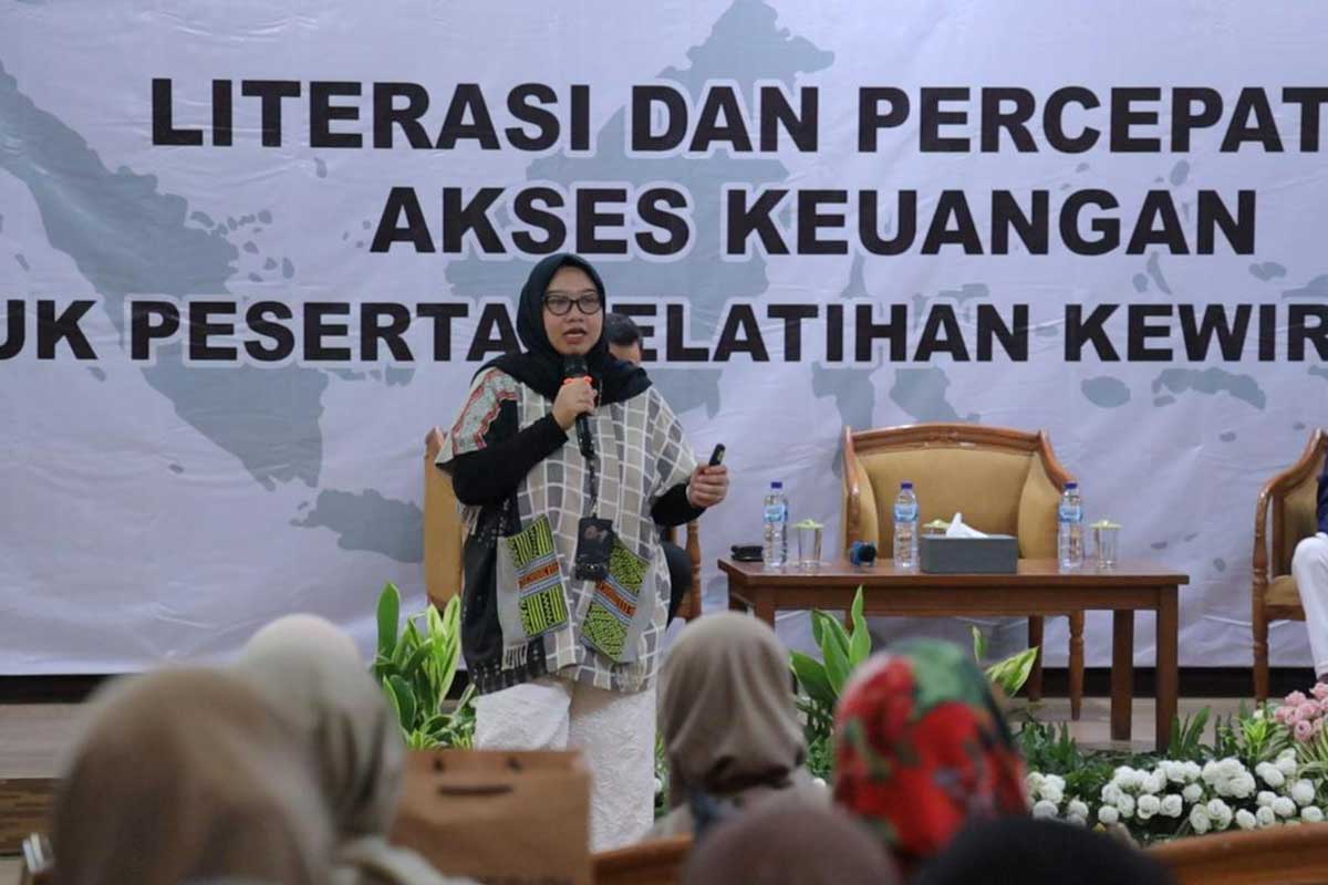 Narasumber dari OJK Kediri saat menyampaikan paparan tentang Literasi dan Inklusi Keuangan Kepada Wirausaha Cerdas dalam Memilih Penggunaan Financial Technology (Fintech), Selasa (11/6/2024). Foto: Ist.