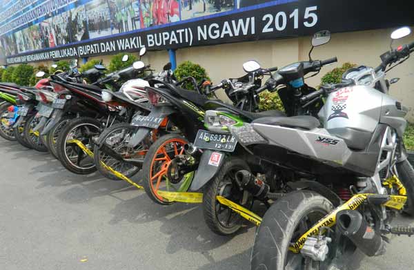 Kendaraan yang diamankan Satlantas Polres Ngawi karena tidak sesuai spare part aslinya. foto: zainal abidin/BANGSAONLINE