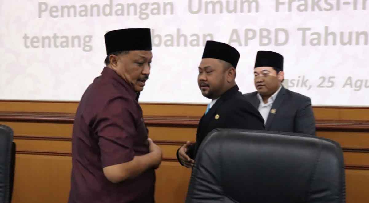 Ketua DPC PDIP Gresik, Mujid Riduan (kiri), saat rapat paripurna. Foto: Ist