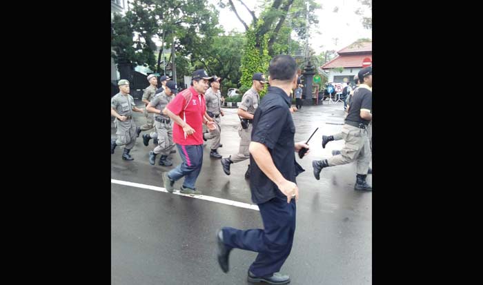 Sekkota Malang Wasto, SH.MH, (kaos merah bertopi), bersama Satpol PP dan Banpol PP, mengitari Alun-alun Merdeka dan Alun-alun Tugu Kota Malang, Jumat (19/1).