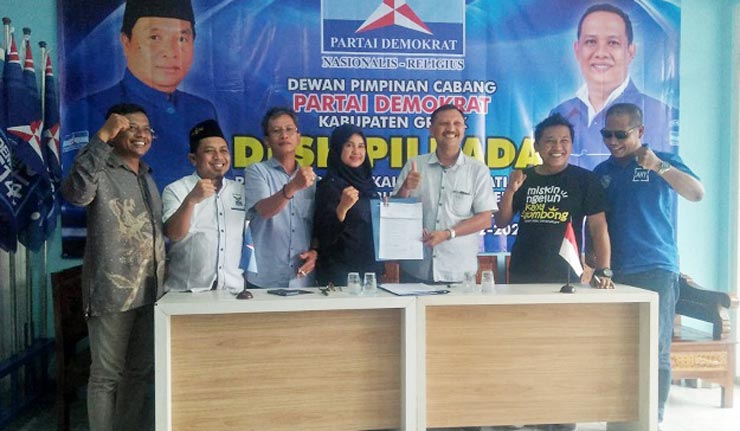 Sekretaris Gerindra Gresik, Asikin Harianto didampingi sejumlah pengurus mengembalikan formulir bacabup Asluchul Alif diPD Gresik. foto: SYUHUD/ BANGSAONLINE