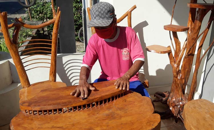 Sumirlan dan hasil karyanya. foto: MUJI HARJITA/ BANGSAONLINE