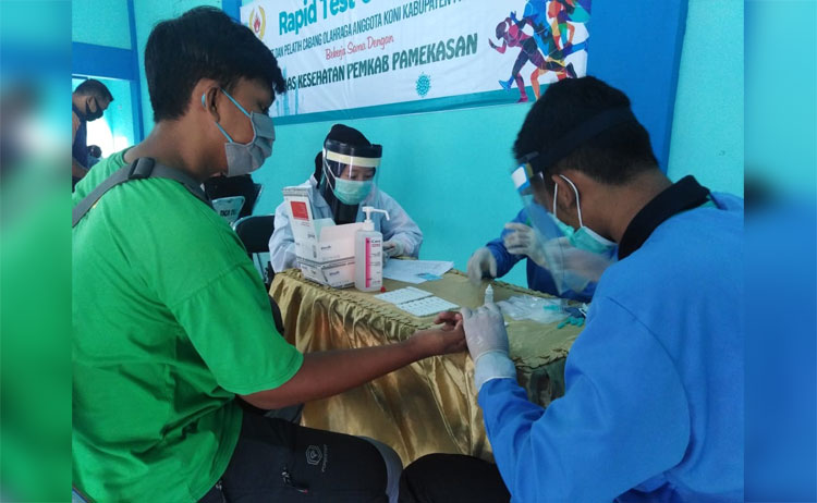 Para atlet, pelatih, dan pengurus KONI Kabupaten Pamekasan mengikuti rapid test di gedung Muhammadiyah Pamekasan. 
