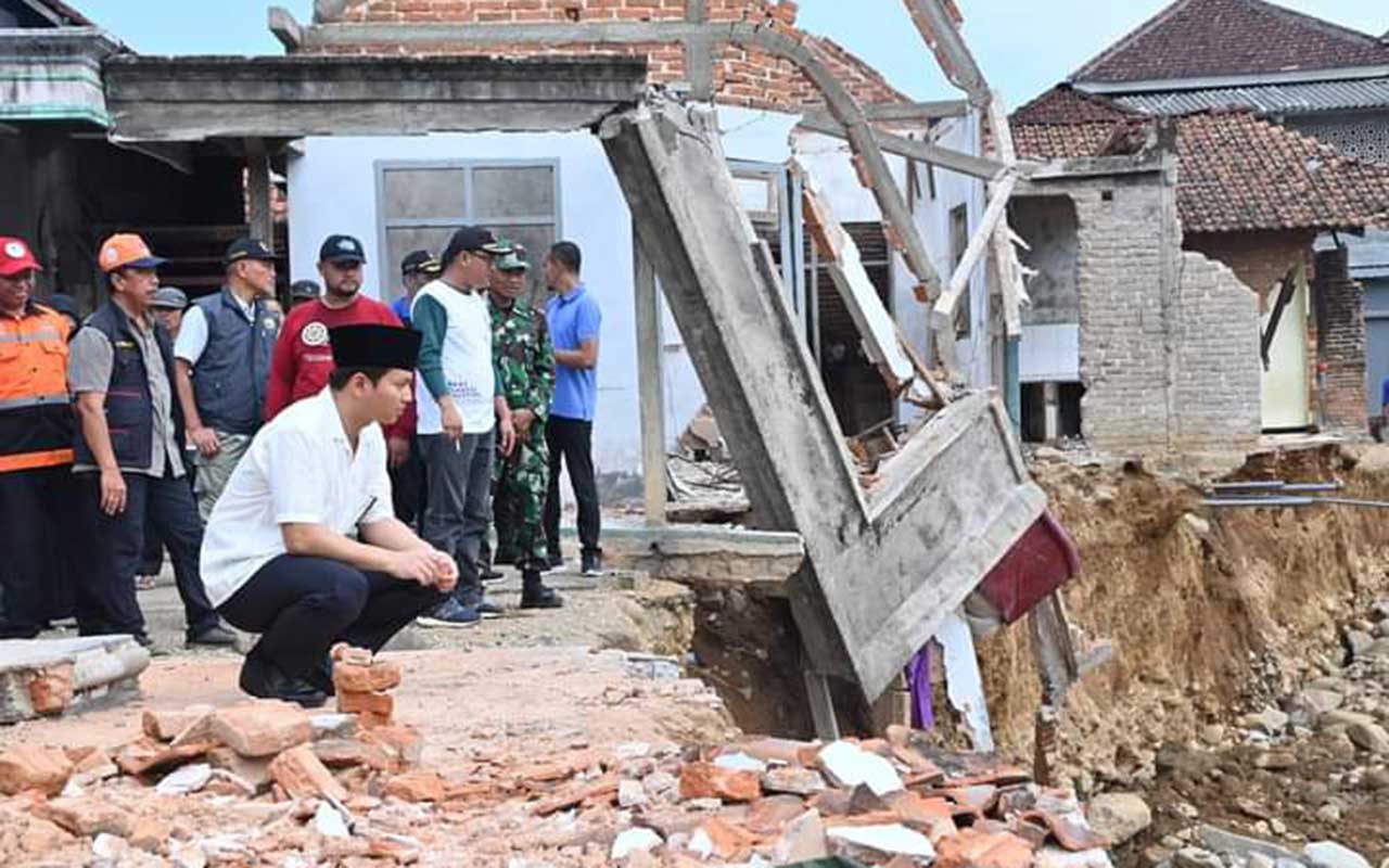 Bupati Trenggalek, Moch. Nur Arifin saat melakukan peninjauan penanga penanganan infrastruktur di Kecamatan Munjungan, Sabtu (27/4/2024).