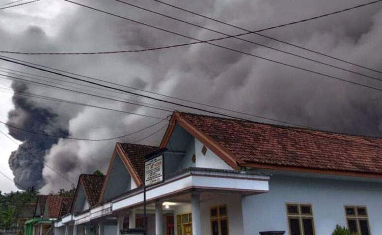 Erupsi Gunung Semeru terpantau meluncurkan awan panas sejauh 4,5 km. (foto: ist)