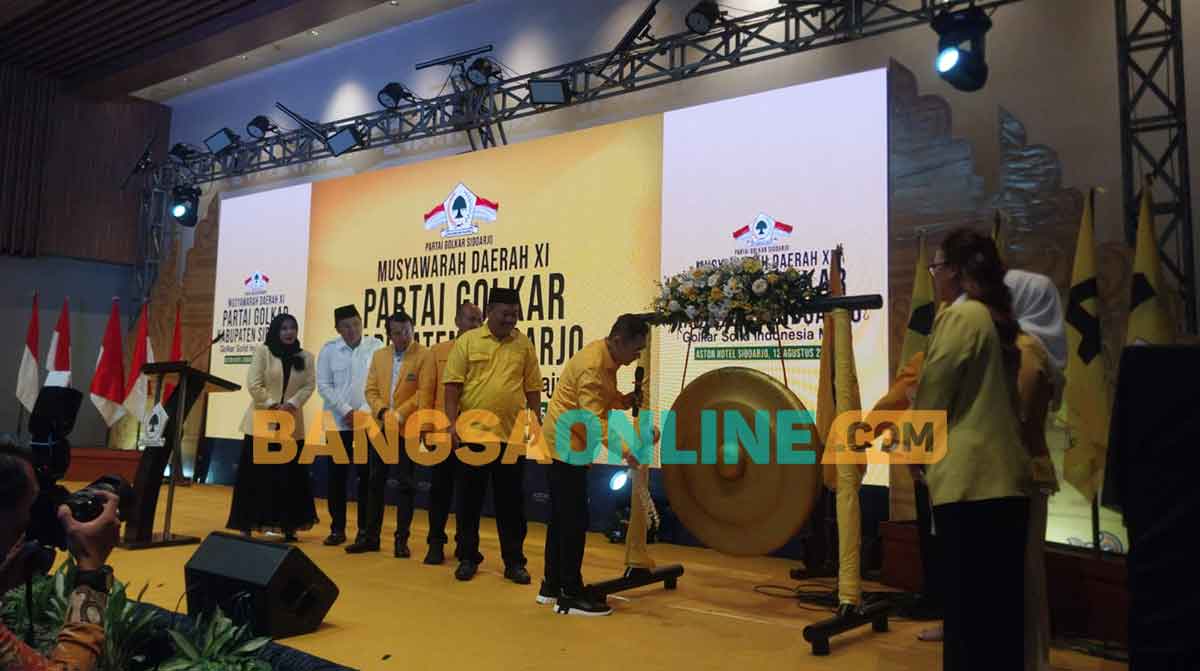 Waketum DPP Golkar, Adies Kadir, saat membuka Musda XI DPD Golkar Sidoarjo. Foto: MUSTAIN/BANGSAONLINE