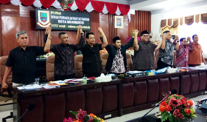 Bergandengan tangan suarakan Nyanyian Jiwa. Komisi II DPRD Kota Mojokerto menyatakan komitmennya memperjuangkan kepentingan masyarakat. foto: YUDI EP/ BANGSAONLINE