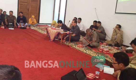 Sekkota Kediri Budwi Sunu saat mengajak dialog perwakilan PKL Se-kota Kediri di ruang Kilisuci Pemkot Kediri. foto: arif kurniawan/ BANGSAONLINE