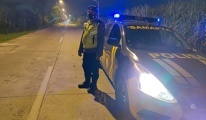 Petugas dari Polres Mojokerto Kota saat menggelar patroli di jalan yang sepi.