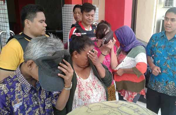 Kojing yang pegawai PDAM, bersama dua PSK dan pemilik wisma. (foto: rusmiyanto/BANGSAONLINE)