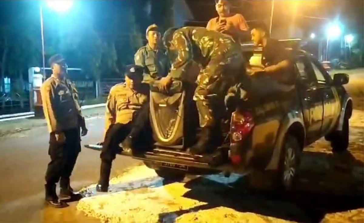 Polisi di Ngawi saat melakukan patroli sahur.