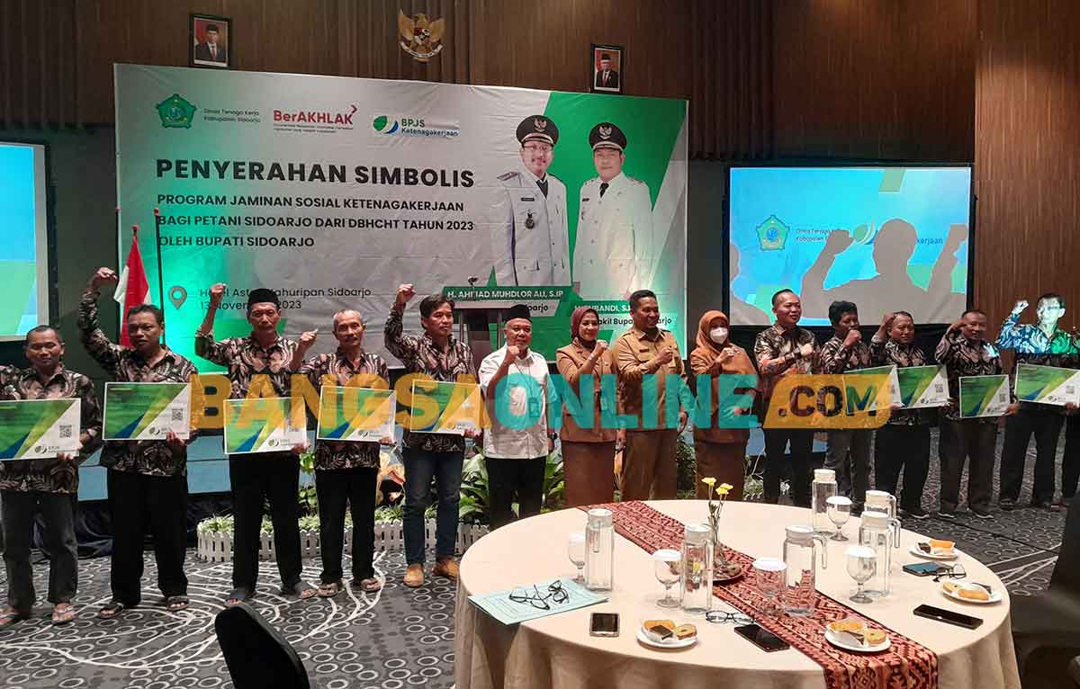 Para petani menerima Jamsostek yang diserahkan Disnaker Sidoarjo. Foto: MUSTAIN/BANGSAONLINE