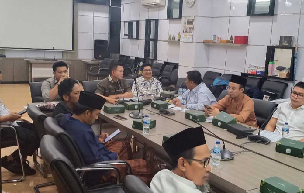Ketua DPRD Gresik M. Syahrul Munir bersama Ketua Komisi II Wongso Negoro saat memimpin rapat dengan OPD terkait membahas usaha tambak udang. Foto: SYUHUD/BO