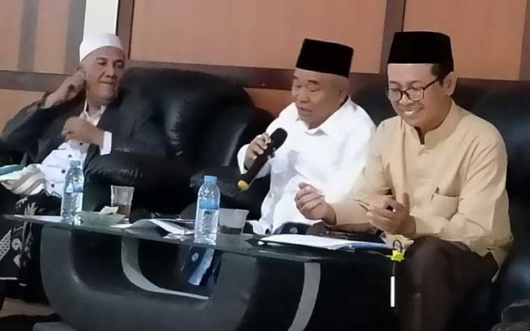 Prof. Dr. KH. Asep Saifuddin Chalim (tengah), Ustadz Ainul Yaqin (kanan), dan Habib Habib Ahmad Al-Habsi (kiri) dalam ‘Sarasehan tentang Vaksin AstraZeneca’ di Gedung Pascasarjana Institut KH Abdul Chalim Pondok Pesantren Amanatul Ummah Pacet Mojokerto, Ahad (4/4/2021). Foto: MMA/ BANGSAONLINE.com