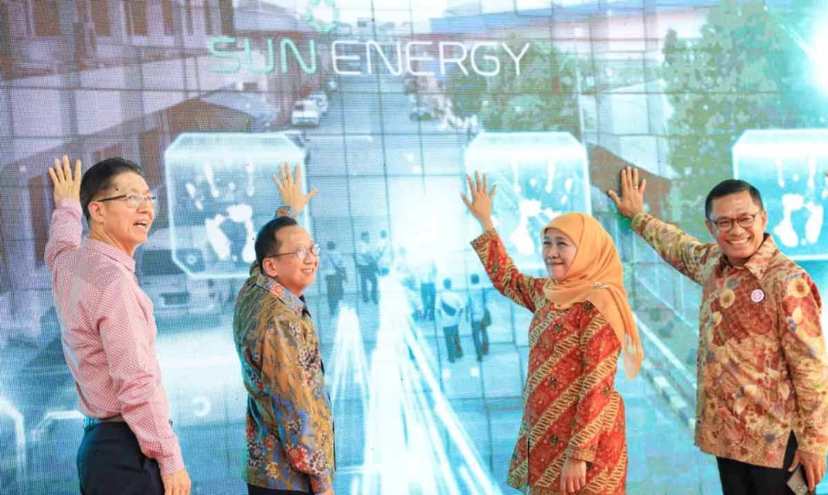 Gubernur Khofifah saat meresmikan PLTS atap 9,8 MWp di Pabrik Kertas Tjiwi Kimia.