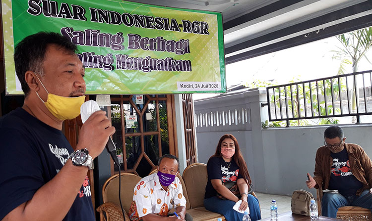 Yogi, Relawan Gotong Royong saat menyampaikan uneg-uneg kepada Direktur Suar Indonesia, Sanusi (duduk kiri), Koordinator RGR Irma Yulianti, dan Penasehat RGR Tukiran. (foto: MUJI/BANGSAONLINE).