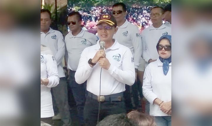 Kapolres Batu AKBP Harviadhi Agung Prathama saat menyampaikan pengarahan di panggung jalan sehat HPSN di Songgoriti, Minggu (22/2).