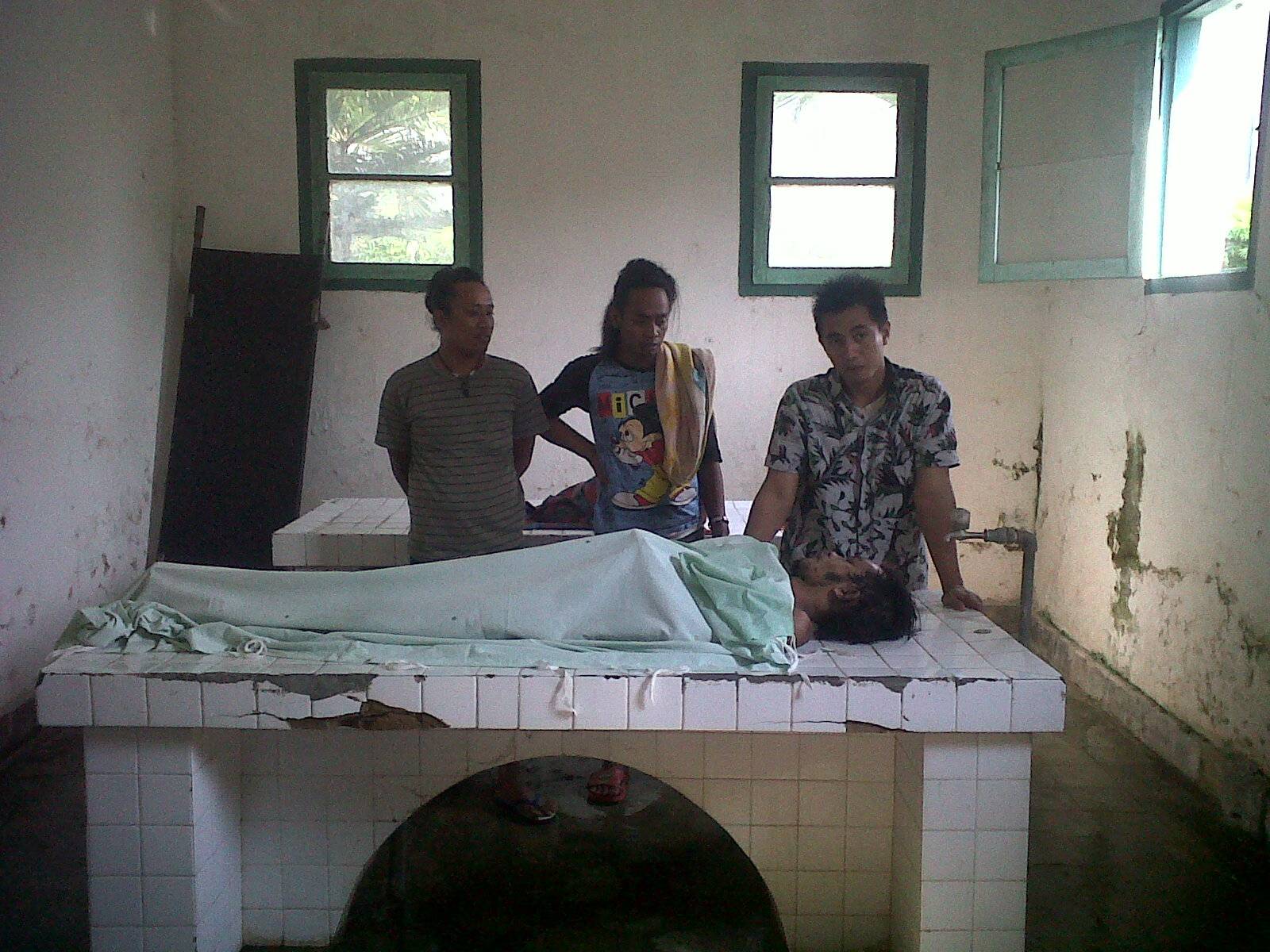 Jenazah pemuda yang tewas dikeroyok di RSUD Bangkalan. foto: imam hambali/Bangsa Online