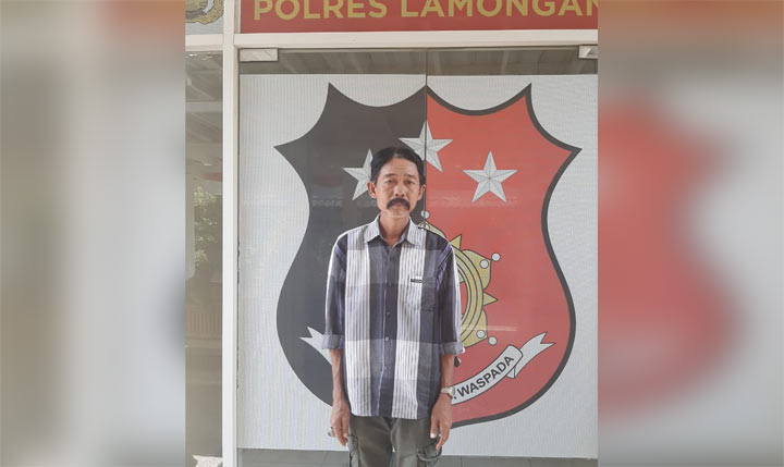 Warso, tersangka judi pilkades diamankan di Mapolres Lamongan.