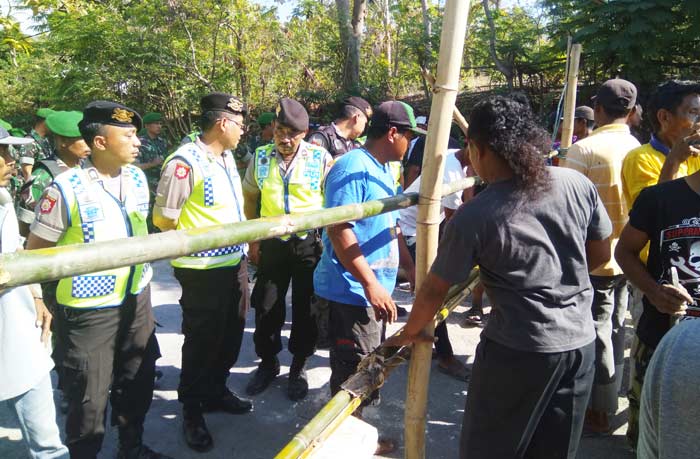 Polisi dan TNI saat melakukan penjagaan ketat terhadap para pendemo dari warga Sawahan.