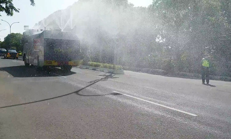 Mobil Water Cannon saat menyemprotkan disinfektan ke jalan protokol Bangkalan.