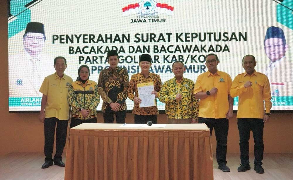 Moch. Nur Arifin dan Syah Natanegara saat menerima SK rekomendasi dari DPP Golkar.