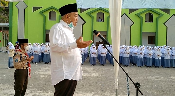 Prof Dr KH Asep Saifuddin Chalim, MA saat jadi inspektur upacara peringatan HUT ke-76 kemerdekaan RI di lapangan Pondok Pesantren Amanatul Ummah Pacet Mojokerto, Selasa (17/8/2021). foto: mma/ bangsaonline.com