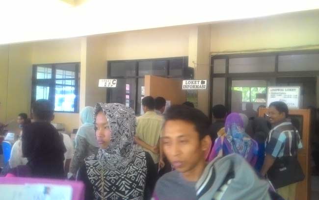 Antrean di Dinas Kependudukan dan Catatan Sipil Kabupaten Jombang. foto: rony suhartomo/ BANGSAONLINE