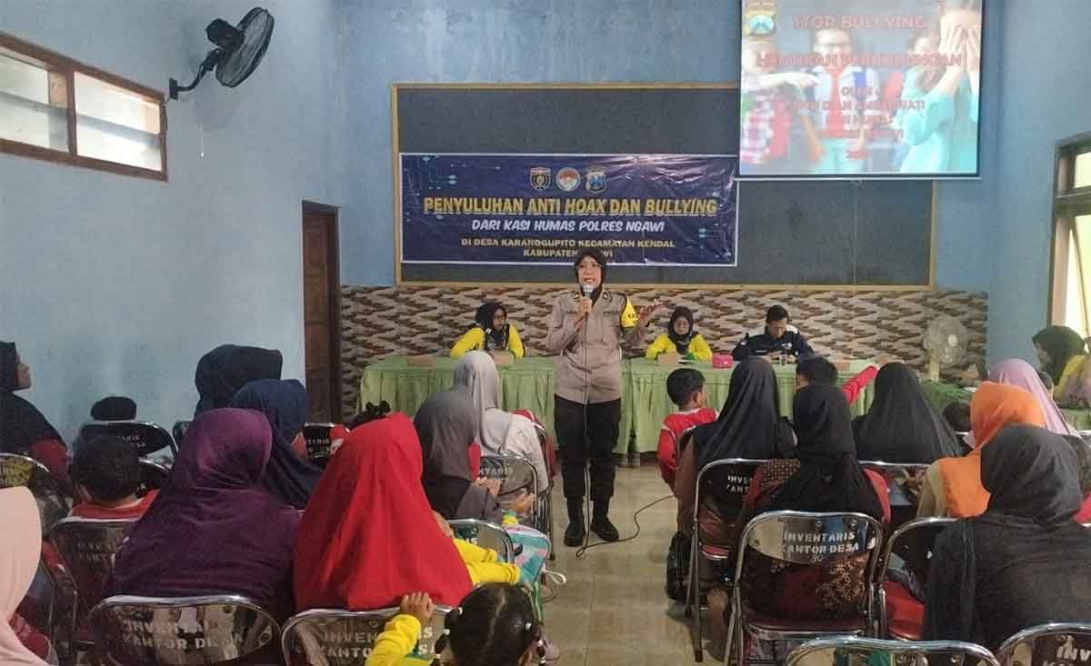Kasi Humas Polres Ngawi, Iptu Dian Ambarwati, saat pembinaan dan penyuluhan di TK Dharma Wanita.