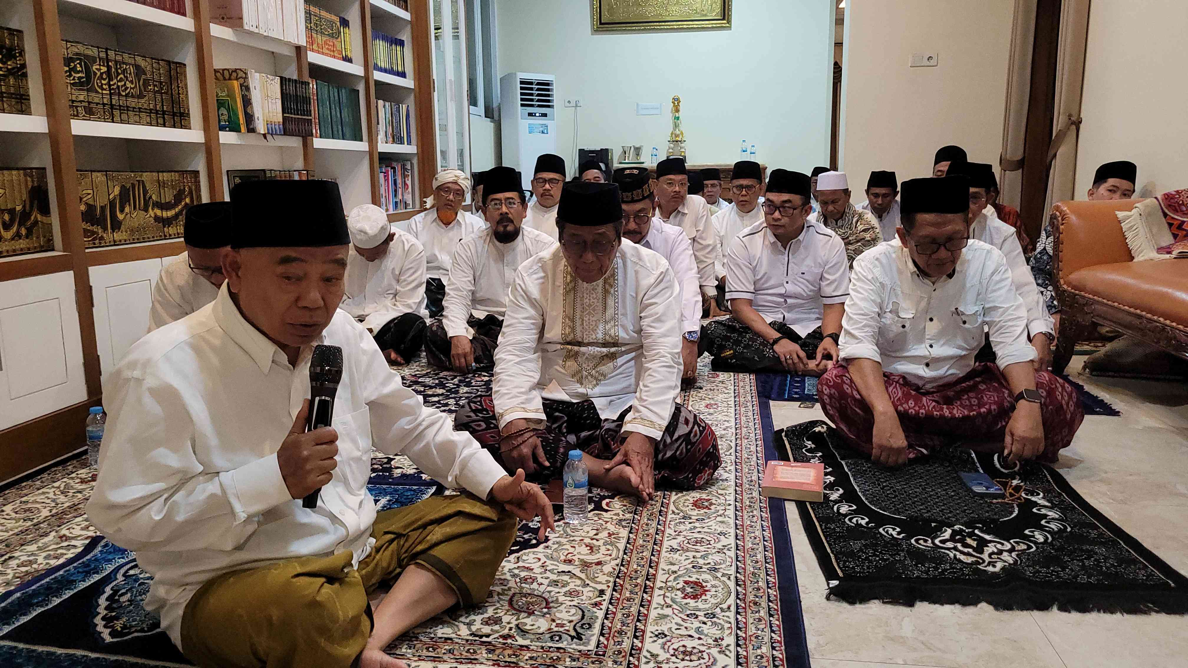 Prof Dr KH Asep Saifuddin Chalim, MA, saat memimpin shalat malam, istighatsah dan doa bersama di kediaman Ning Imah, di kawasan Pondok Pesantren Amanatul Ummah Jalan Siwalankerto Utara Surabaya, Rabu (26/6/2025) malam. Foto: MMA/bangsaonline