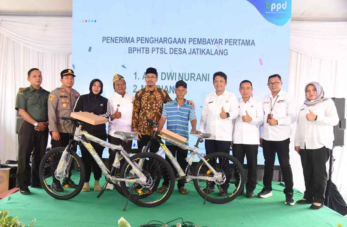 Para pembayar pajak daerah yang mendapat penghargaan dari BPPD Sidoarjo. Foto: Ist