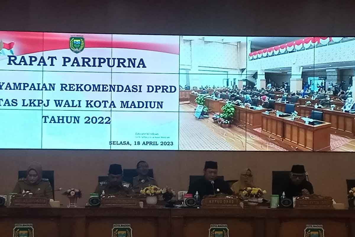 Ketua dewan memimpin jalannya rapat Paripurna penyampaian rekomendasi atas Lakapaj wali kota Madiun tahun 2022. Foto : Hendro Suhartono/BANGSAONLINE.com