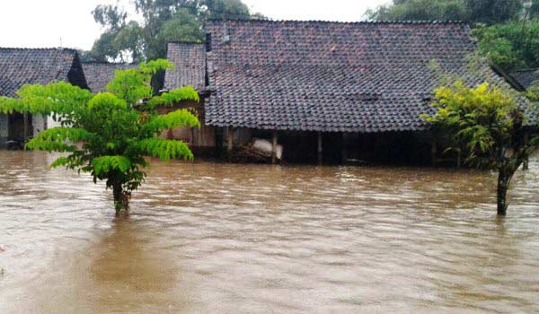 Banjir merendam separuh dari ketinggian rumah, kemarin. foto: soewandito/ BANGSAONLINE