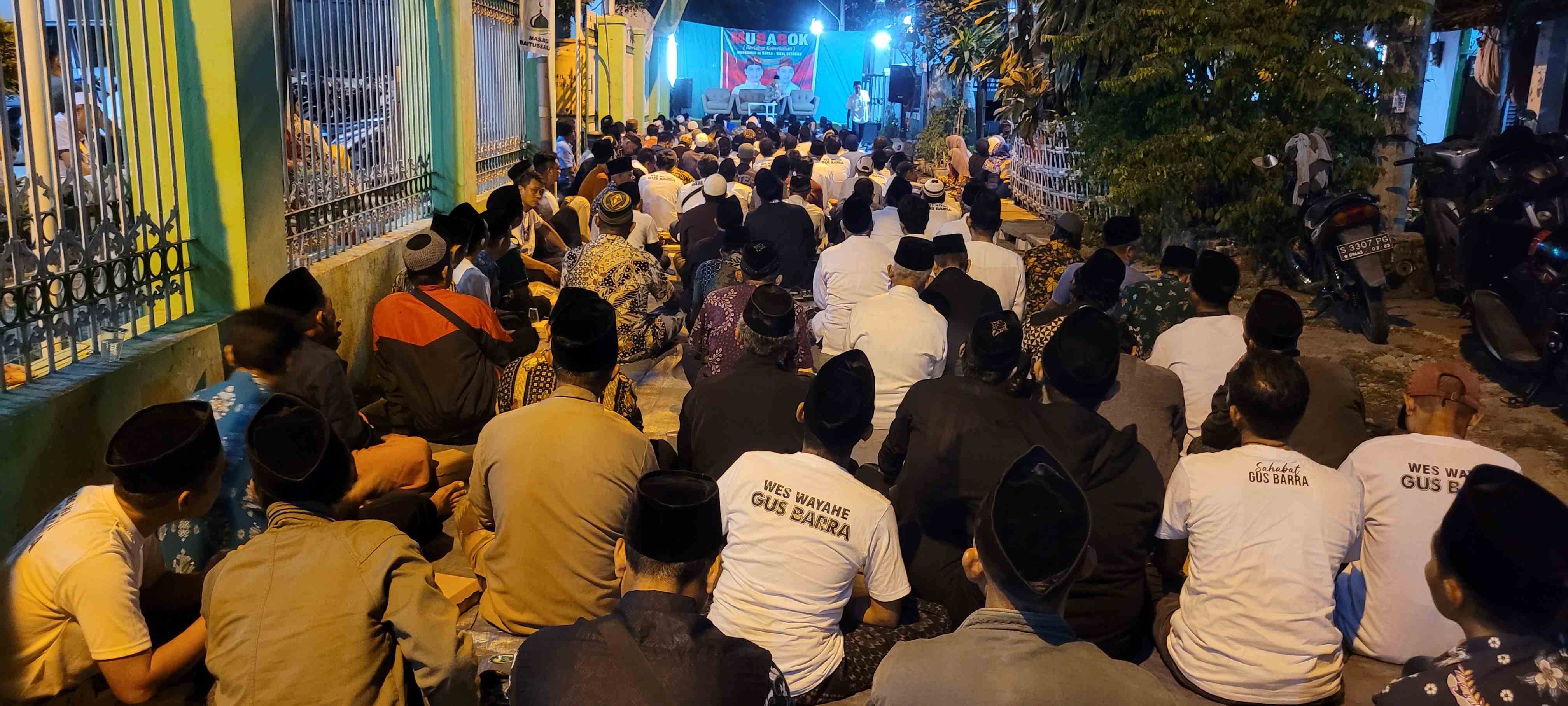 Para relawan Barra-Rizal memenuhi jalan dan halaman warga Sooko saat Prof Dr KH Asep Saifuddin Chalim turun menemui relawan Mubarok, Ahad (28/7/2024). Foto: mma/bangsaonline  