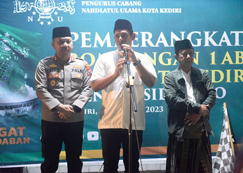 Wali Kota Abu Bakar saat memberi sambutan pemberangkatan rombongan PCNU Kota Kediri ke Sidoarjo.