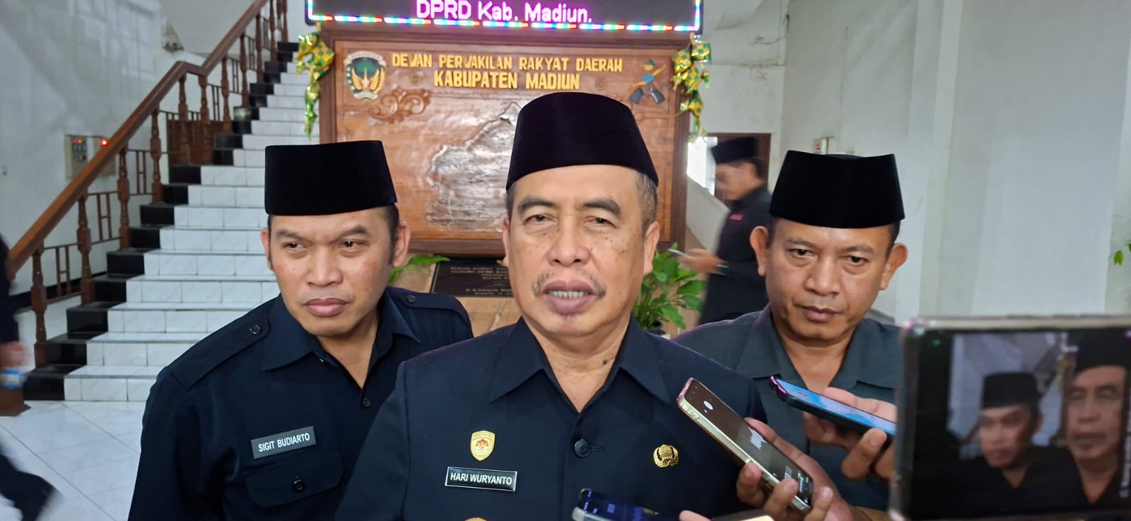 Bupati Madiun, Hari Wuryanto saat memberikan keterangan pers usai sidang. Foto: Hendro Suhartono/BANGSAONLINE