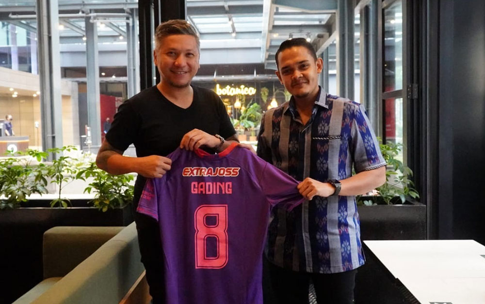 Gading Marten (kiri) dan Presiden Persik Kediri, Abdul Hakim Bafagih.