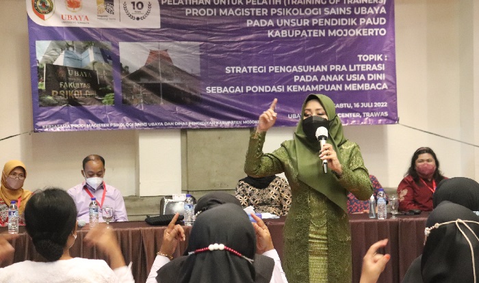 Bupati Ikfina Fatmawati ketika memberikan sambutan pada acara Training of Trainer (TOT) strategi pengasuhan pra literasi.