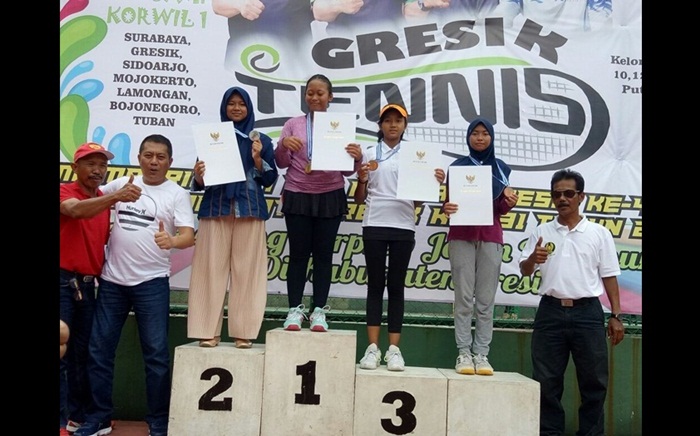 ?Ketua Pengcab Tenis Kabupaten Gresik Andhy Hendro Wijaya (dua dari kiri bawah) bersama para atlet pemenang. Foto: SYUHUD A/BANGSAONLINE
