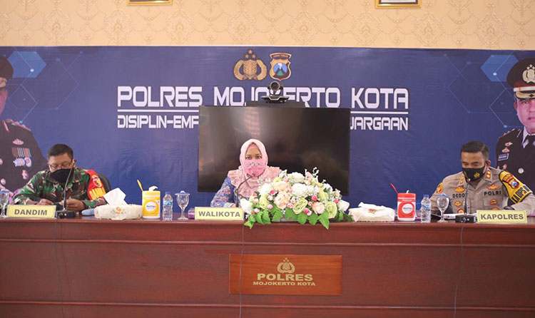 Wali kota bersama Tim Gugus Tugas Covid-19 saat rakor.