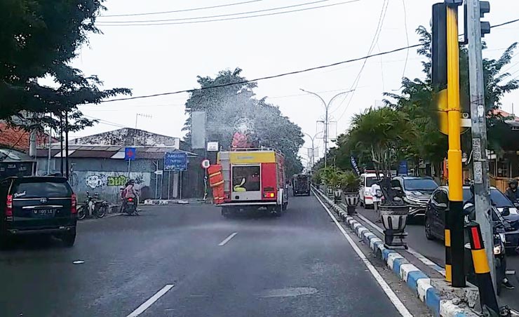 Penyemprotan disinfektan di jalan-jalan Protokol Kabupaten Bangkalan.