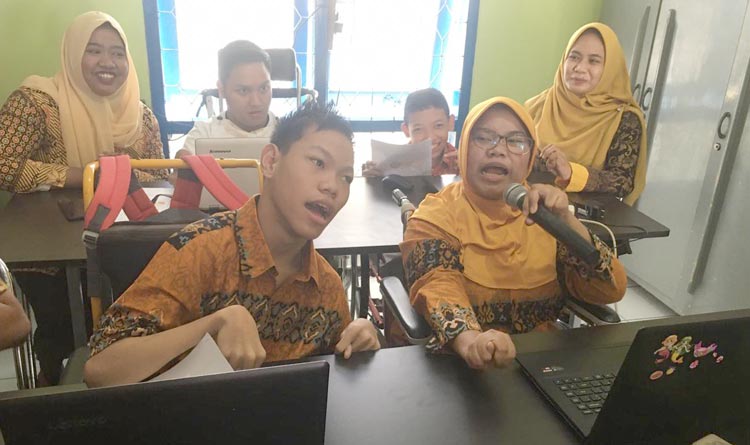 Salah satu kegiatan di Yayasan Pembinaan Anak Cacat (YPAC) Surabaya.